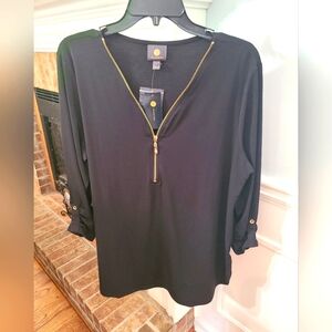 💋💋Stylish black blouse with 3/4 sleeves and partial zip front. Size Large
